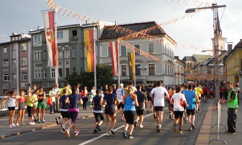 Citylauf Villach, Austria - runners in the town centre (Photo: Copyright  © 2018 Hendrik Böttger / runinternational.eu)