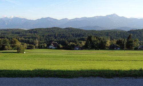 Vom See zum Berg - course photo: fine views of the Karavanks mountain range (Photo: Copyright © 2018 Hendrik Böttger / runinternational.eu)