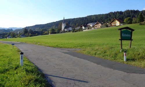 Vom See zum Berg: The route runs through Köstenberg, a village in Carinthia, Austria (Copyright © 2018 Hendrik Böttger / runinternational.eu)