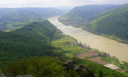Wachau valley west of Aggstein castle (Author: Wolfgang Glock / commons.wikimedia.org / public domain / photo modified by runinternational.eu)