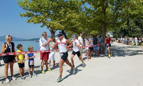 Kärnten läuft - Wörthersee Half Marathon - runners approach the finish in Klagenfurt (Copyright © 2017 Hendrik Böttger / runinternational.eu)