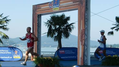 Wörthersee Half Marathon 2011, runners cross the Seebühne (Copyright © 2011 runinternational.eu)