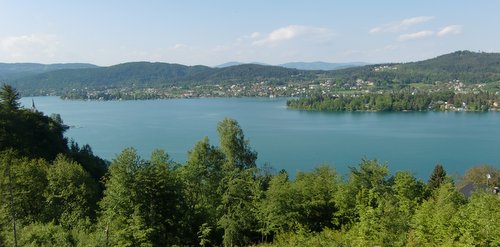 The Wörthersee in Kärnten, Austria, as seen from the hills between Reifnitz and Maria Wörth (Copyright © 2011 Hendrik Böttger / runinternational.eu)