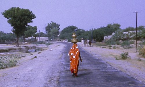 A woman on a road in Rajasthan, India (Copyright © 2016 Hendrik Böttger / runinternational.eu)