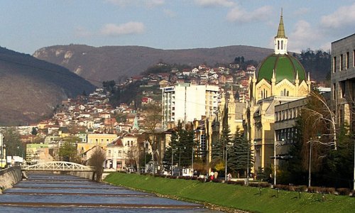 The Miljacka river in Sarajevo, Bosnia and Herzegovina (Author: Zdepre / commons.wikimedia.org / public domain / photo modified by runinternational.eu)