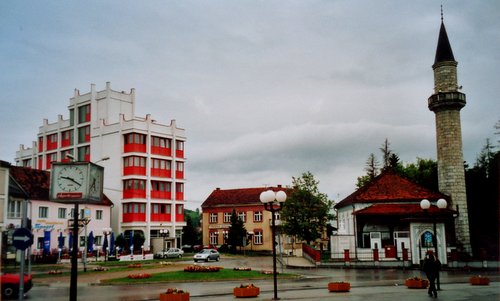 Trg mladih and gradska džamija in Velika Kladuša, Bosnia and Herzegovina (Copyright © 2017 Hendrik Böttger / runinternational.eu)