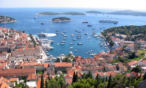 The harbour of the town of Hvar on the island of Hvar, Croatia (Author: Maîtresse at English Wikipedia / public domain / photo modified by runinternational.eu)
