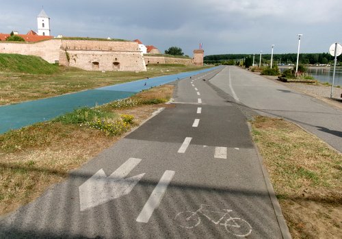 Bikeway and running track along the Drava river in Osijek, Croatia (Photo: Copyright © 2023 Hendrik Böttger / runinternational.eu)