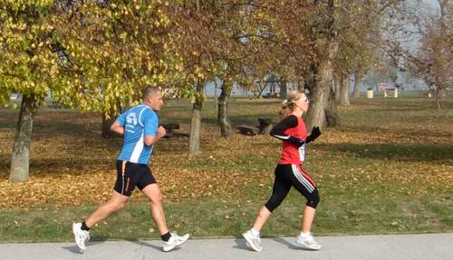 Polumaraton Ivan Starek 2011 - man chases woman (Copyright © 2011 runinternational.eu)