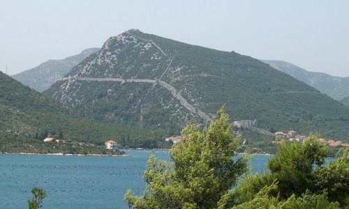 Fortifications at Ston, Croatia (Author: László Szalai (Beyond silence) / commons.wikimedia.org / public domain / photo modified by runinternational.eu)