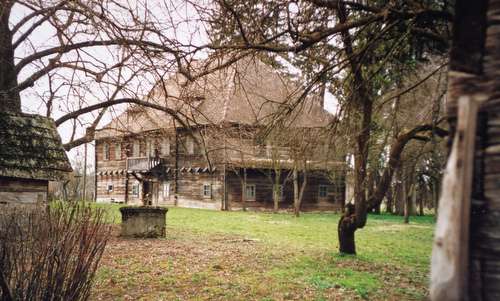Kurija Modić-Bedeković, a wooden manor house in the village of Donja Lomnica in the Turopolje region in Croatia (Copyright © 2017 Hendrik Böttger / runinternational.eu)