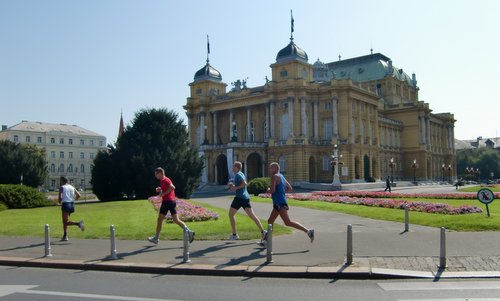 Četiri zagrebačka trga — a 5k race in Zagreb, Croatia - runners pass the Croatian National Theatre (Photo: Copyright © 2020 Hendrik Böttger / runinternational.eu)