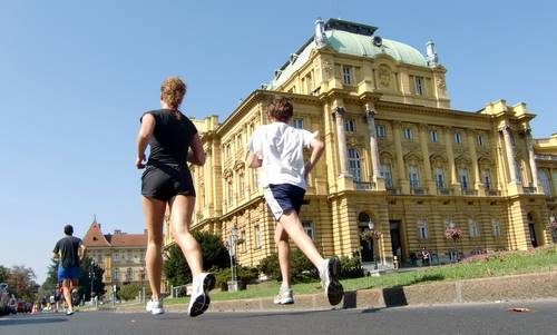 4 zagrebačka trga, 5km race Zagreb, at the theatre (Copyright © 2011 runinternational.eu)