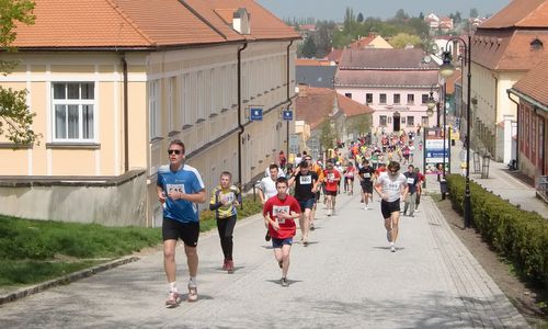 Boskovické Běhy 2013 - uphill to the Chateau of Boskovice (Copyright © 2013 Hendrik Böttger / runinternational.eu)