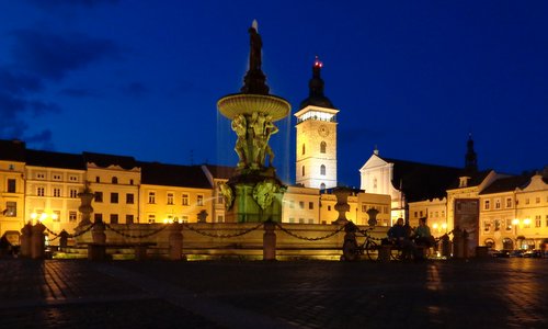 Night Run České Budějovice, Czechia - The race begins on náměstí Přemysla Otakara II. (Copyright © 2016 Hendrik Böttger / runinternational.eu)