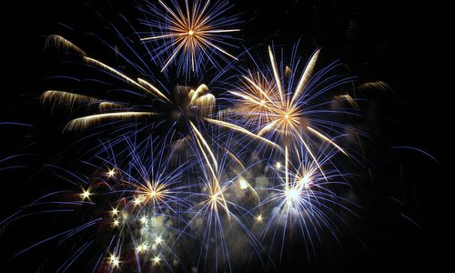 Fireworks (Author: Lesekreis / commons.wikimedia.org /  CC0 1.0 Universal Public Domain Dedication / photo cropped by runinternational.eu)