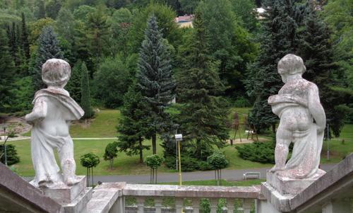 The Běh o 106 mountain race begins in the park near the Radium Palace in Jáchymov, Czech Republic (Photo: Copyright © 2020 Hendrik Böttger / runinternational.eu)