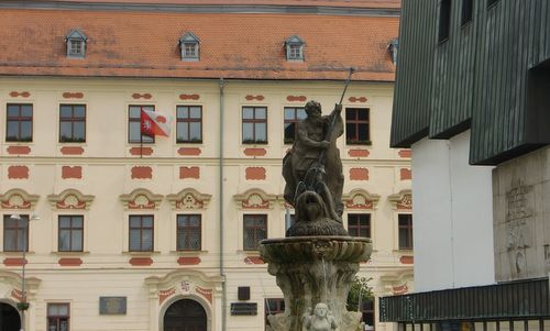 Neptunova kašna (Neptune fountain) and radnice (town hall) on Masarykovo náměstí (Masaryk Square) in Jihlava, Czechia - Photo: Copyright © 2017 Hendrik Böttger / runinternational.eu