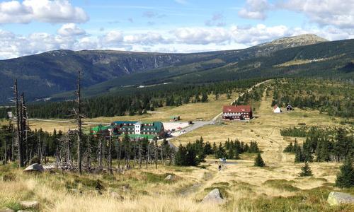 Przełęcz Karkonoska - a mountain pass on the border between the Czech Republic and Poland (Author: Przemysław Jahr / Wikimedia Commons / Public Domain / photo modified by runinternational.eu)
