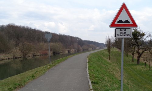 Cycleway along the River Morava in Kroměříž, Moravia, Czech Republic (Copyright © 2016 Hendrik Böttger / runinternational.eu)