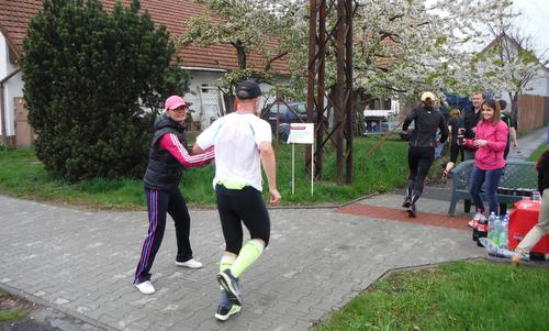 KVOK (Kolín—Velký Osek—Kolín), a half marathon in Czechia - runners at one of the feed stations (Copyright © 2017 Hendrik Böttger / runinternational.eu)