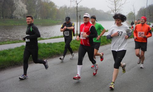 KVOK (Kolín—Velký Osek—Kolín), Czech Republic - half marathon runners at the River Labe (Copyright © 2017 Hendrik Böttger / runinternational.eu)