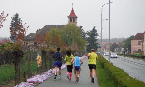 KVOK half marathon, Kolín, Czech Republic - runners in the village of Velký Osek (Copyright © 2016 Hendrik Böttger / runinternational.eu)