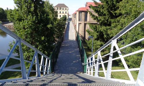 Nymburský půlmaraton (Nymburk Half Marathon) - course photo: stairs at the Hydroelektrárna Nymburk (Copyright © 2017 Hendrik Böttger / runinternational.eu)