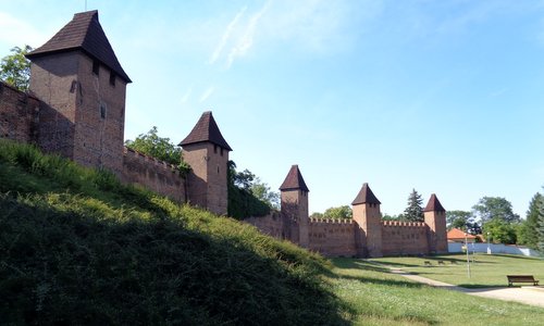 Nymburský půlmaraton - The Nymburk Half Marathon begins at the town walls of Nymburk, Czechia (Copyright © 2017 Hendrik Böttger / runinternational.eu)