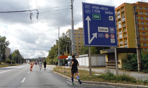 Ostravský maraton - runners on Bohuminská in Slezská Ostrava (Copyright © 2016 Hendrik Böttger / runinternational.eu)
