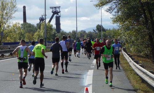 Ostravský maraton - runners at the former Alexander coal mine in Ostrava-Kunčičky (Copyright © 2016 Hendrik Böttger / runinternational.eu)