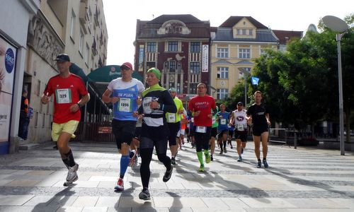 Ostravský maraton - runners on Masarykovo náměstí, Ostrava's main square (Copyright © 2016 Hendrik Böttger / runinternational.eu)