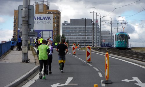 Ostravský maraton - Ostrava Marathon, Czechia - an undulating part of the course (Copyright © 2016 Hendrik Böttger / runinternational.eu)