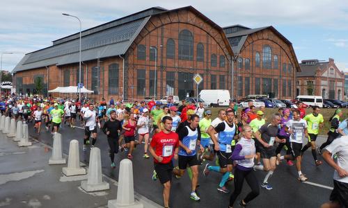 Ostravský maraton - start at the  Trojhalí Karolina (Copyright © 2016 Hendrik Böttger / runinternational.eu)