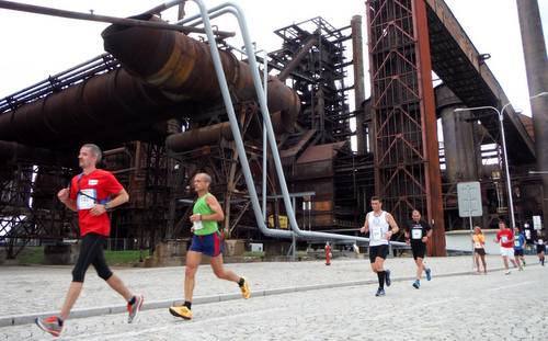 Ostravský maraton - marathon and half marathon runners at the Dolní oblast Vítkovice, Ostrava, Czechia (Copyright © 2016 Hendrik Böttger / runinternational.eu)