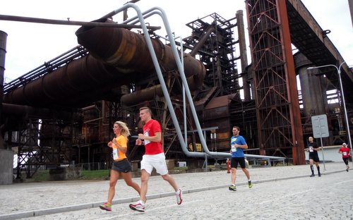 Ostravský maraton: runners at Dolní Oblast Vitkovice (Copyright © 2015 Hendrik Böttger / runinternational.eu)