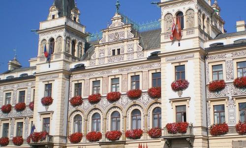 The town hall of Pardubice, Czechia (Author: Josef Hron / commons.wikimedia.org / public domain / photo cropped by runinternational.eu)