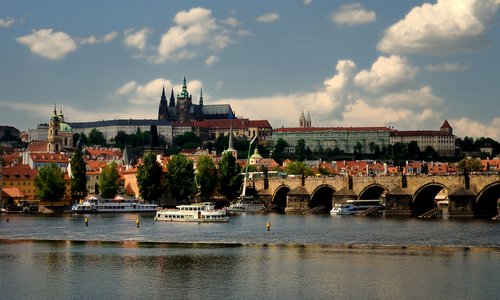 Prague Castle and Charles Bridge (Author: Eeva / commons.wikimedia.org / public domain / photo cropped by runinternational.eu)