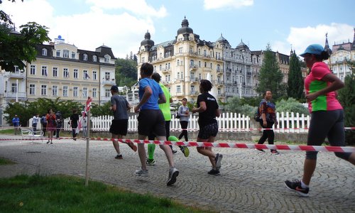 SpaRun - runners in the town centre of Mariánské Lázně (Marienbad), Czechia --- Copyright © 2018 Hendrik Böttger / runinternational.eu