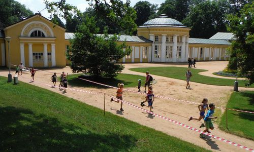 SpaRun, Mariánské Lázně (Marienbad), Czechia - children run around the Ferdinandův pramen (Copyright © 2017 Hendrik Böttger / runinternational.eu)