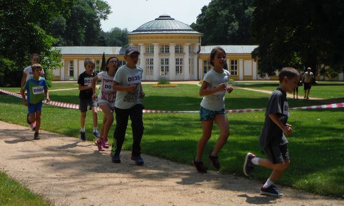 SpaRun, Mariánské Lázně (Marienbad), Czechia - children run around the Ferdinandův pramen (Copyright © 2018 Hendrik Böttger / runinternational.eu)