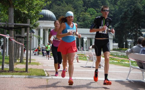 SpaRun, Mariánské Lázně, Czechia - runners at the Kolonada in Marienbad (Copyright © 2017 Hendrik Böttger / runinternational.eu)