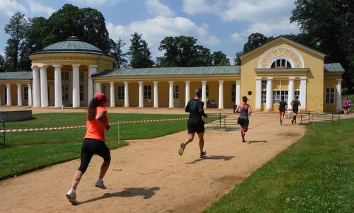SpaRun Mariánské Lázně, Czech Republic - runners at the Ferdinandův pramen (Copyright © 2016 Hendrik Böttger / runinternational.eu)