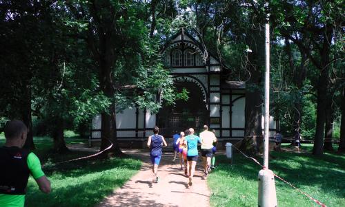 SpaRun Mariánské Lázně (Marienbad), Czechia - runners at the Rudolfův pramen (Copyright © 2017 Hendrik Böttger / runinternational.eu)