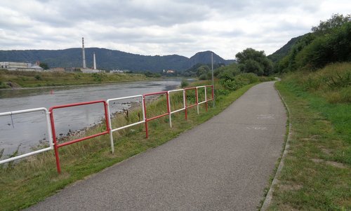 Ústecký maraton - The marathon route follws a bikeway along the River Labe (Elbe) - Photo: Copyright © 2017 Hendrik Böttger / runinternational.eu