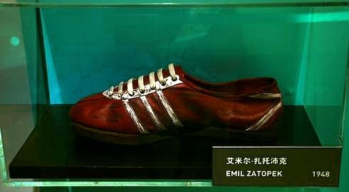 Emil Zátopek running shoes by Adidas, 1948 (Photo: commons.wikimedia.org / Author: Zac allan / Public Domain)