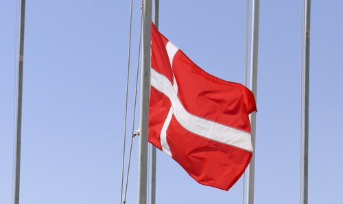 Danish flag (commons.wikimedia.org / Author: Sgt. James Pauly / public domain / photo cropped by runinternational.eu)