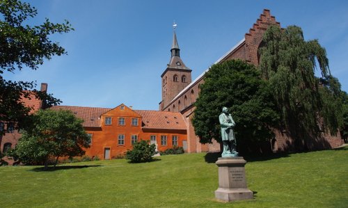 Statue of Hans Christian Andersen at the cathedral of Odense in Denmark (Author: Alf van Beem / commons.wikimedia.org / CC0 1.0 Universal Public Domain Dedication / photo modified by runinternational.eu)