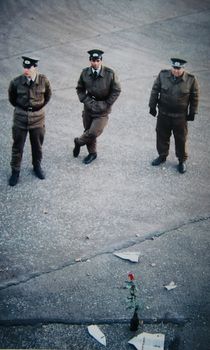 Border guards at the Brandenburg Gate in November 1989 (Copyright © 2012 Hendrik Böttger)