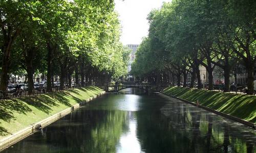Königsallee, Düsseldorf, Germany (Photo: User ZH2010 / commons.wikimedia.org / public domain / photo modified by runinternational.eu)